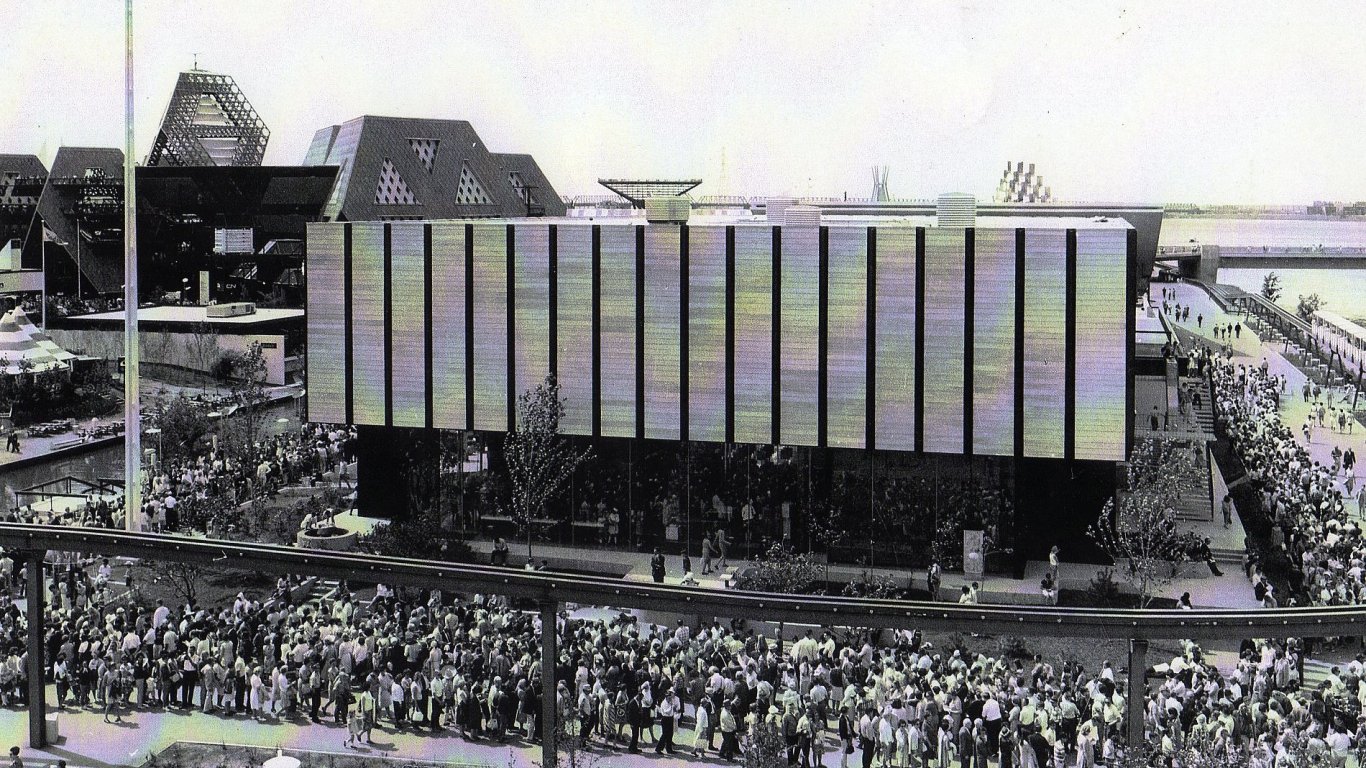 Cekani na Kinoautomat na EXPO 67 v Montrealu foto archiv Aleny Cincerove1