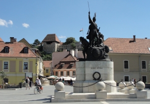 Egerský hrad (v pozadí) a pamätník jeho obrancom
