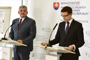 Minister práce, sociálnych vecí a rodiny SR Ján Richter a generálny riaditeľ ÚPSVaR Marián Valentovič 