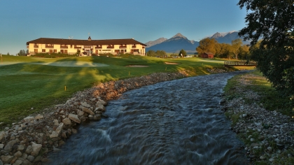 Golfový rezort s hotelom International, v popredí Studený potok