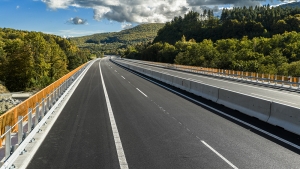 S&uacute;časťou nov&eacute;ho diaľničn&eacute;ho &uacute;seku Kriv&aacute;ň &ndash; M&yacute;tna je &scaron;tvorkilometrov&aacute; estak&aacute;da &bdquo;v korun&aacute;ch stromov&ldquo;