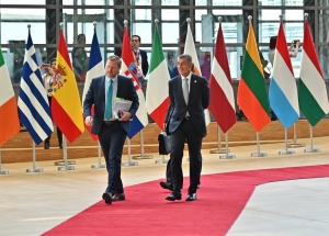 Andrej Babiš (vpravo) pred júnovou Radou v Bruseli.