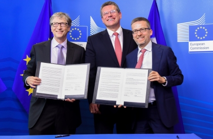 Bill Gates, Maroš Šefčovič a Carlos Moedas po podpise memoranda