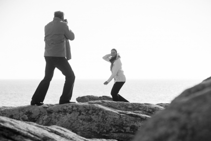 Charly Hübner ako Robert Lebeck a Marie Bäumer ako Romy Schneider vo filme 3 dni v Quiberone