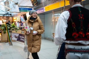 Aj takto chutí domov: Ryba Košice vítala na letiskách Slovákov prichádzajúcich zo zahraničia treskou