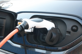 Slovensk&aacute; bat&eacute;riov&aacute; aliancia vyzvala na r&yacute;chlej&scaron;ie zav&aacute;dzanie elektromobilov