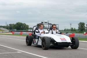 Minister Andrej Doležal (vľavo) v smart vozidle na Slovakiaringu