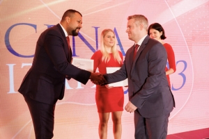 Šéf Sociálnej poisťovne Michal Ilko (vpravo) pri preberaní ocenenia