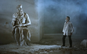 Enrico Lo Verso ako MIchelangelo vo filme režiséra Emanuele Imbucciho