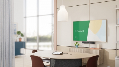 Logitech uvádza novú generáciu obľúbenej konferenčnej kamery. Umelá inteligencia v nej vylepšuje obraz, zvuk aj švenk