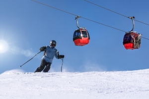 Na slovenských zjazdovkách bolo počas tejto zimy o milión lyžiarskych návštev menej