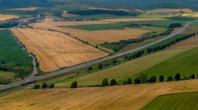 Agrárnu krajinu na Slovensku treba zmeniť, apeluje minister. Veľké plochy jej neprospievajú